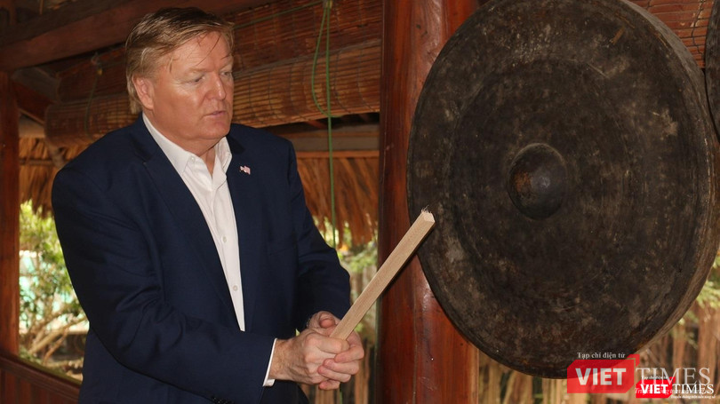 Bản sao Thổng thống Mỹ Donald Trump thích thú đánh thử chiêng, nhạc cụ truyền thống của Việt Nam. Bản sao Thổng thống Mỹ Donald Trump thích thú đánh thử chiêng, nhạc cụ truyền thống của Việt Nam.