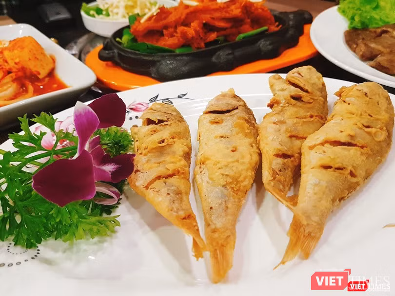 Một món cá sông nướng với nguyên liệu từ Triều Tiên. Thịt cá ngọt và ít xương dăm.