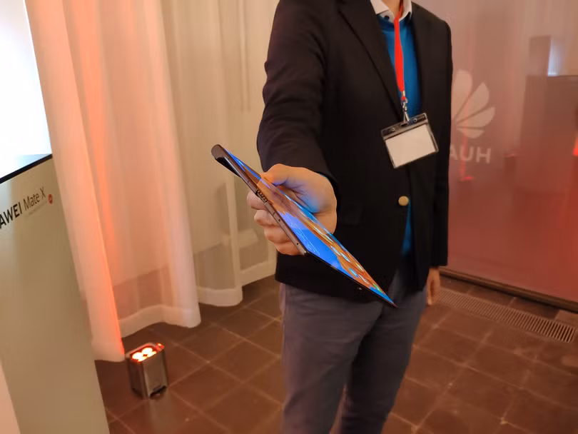 Khi mở ra, Mate X sẽ trở thành một chiếc tablet 8 inch và mỏng chỉ 8mm. Ảnh xda-developers