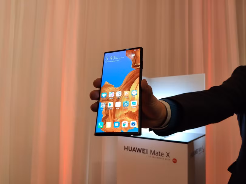 Phần màn hình của Huawei Mate X lộ ra ngoài khi gập. Đây là mặt hiển thị trên màn hình kích cỡ 6.6 inch. Ảnh: xda-developers