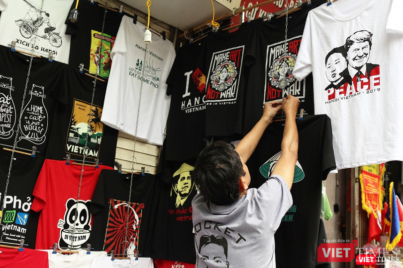 Những sản phẩm mới ra lò được ông Đức tự tay đem xuống và treo lên giá.