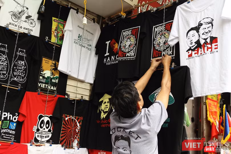 Những sản phẩm mới ra lò được ông Đức tự tay đem xuống và treo lên giá.