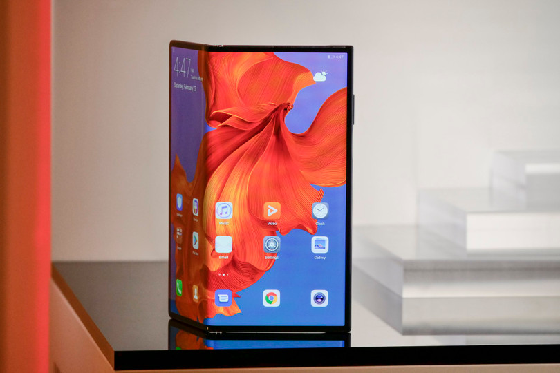 Phần màn hình của Huawei Mate X lộ ra ngoài khi gập. Ảnh: xda-developers