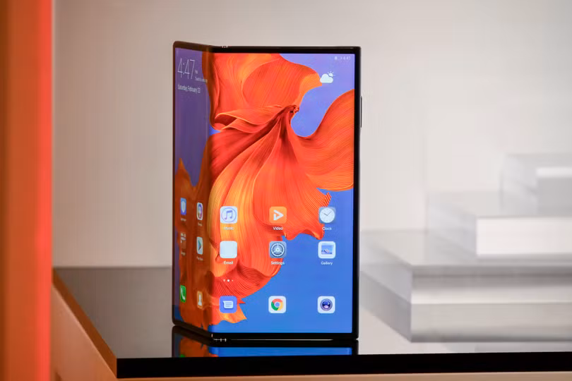 Phần màn hình của Huawei Mate X lộ ra ngoài khi gập. Ảnh: xda-developers