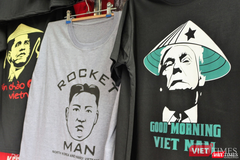 Hình ảnh cựu Tổng thống Mỹ Barrack Obama cũng được ông Đức đưa lên các sản phẩm của mình.