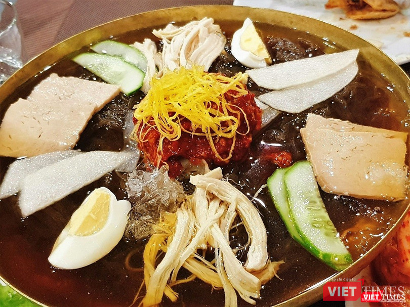 Món mỳ lạnh được bài trí bắt mắt và mang hương vị kết hợp giữa nhiều thành phần khác nhau. Món ăn này sẽ rất ngon nếu bạn thưởng thức vào mùa hè. Món mỳ lạnh được bài trí bắt mắt và mang hương vị kết hợp giữa nhiều thành phần khác nhau. Món ăn này sẽ rất ngon nếu bạn thưởng thức vào mùa hè.