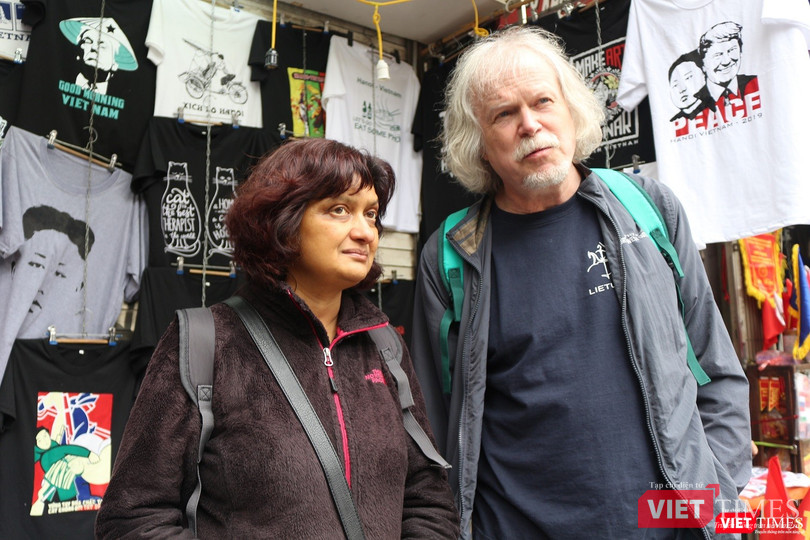 Vợ chồng nhà báo người Đức Micheal Augustin đã tranh thủ thời rảnh để ghé qua cửa hàng của ông Trương Thanh Đức.