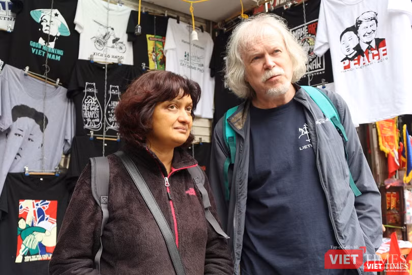 Vợ chồng nhà báo người Đức Micheal Augustin đã tranh thủ thời rảnh để ghé qua cửa hàng của ông Trương Thanh Đức.