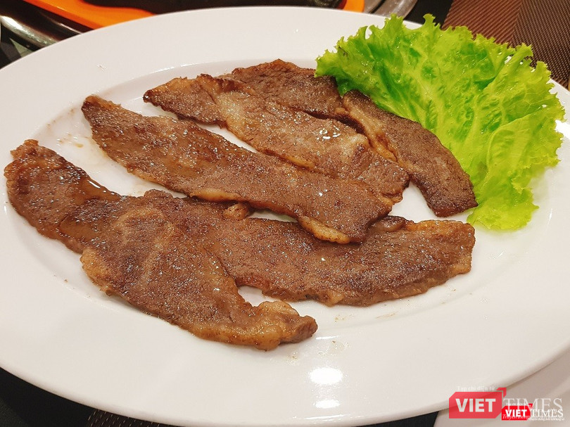 Món thịt bò Soe nướng với hương vị đậm đà, không gây ngấy. Được biết, từ xa xưa, dân tộc Triều Tiên đã có thói quen sống du mục. Họ thường chăn thả gia súc lớn như bò hoặc cừu. Món thịt bò Soe nướng với hương vị đậm đà, không gây ngấy. Được biết, từ xa xưa, dân tộc Triều Tiên đã có thói quen sống du mục. Họ thường chăn thả gia súc lớn như bò hoặc cừu.