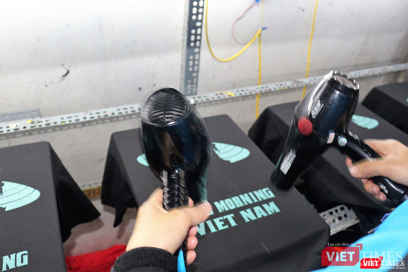 Sau khi in áo nhân viên sẽ dùng máy sấy để mực khô nhanh hơn.