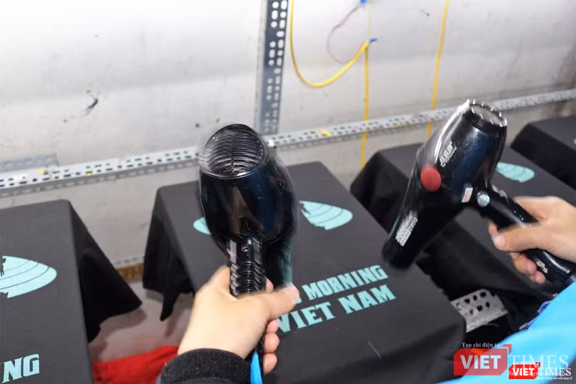 Sau khi in áo nhân viên sẽ dùng máy sấy để mực khô nhanh hơn.