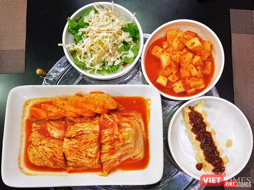 Đồ ăn kèm trong ẩm thực Triều Tiên khá giống Hàn Quốc, bao gồm: Kim chi củ cải, Kim chi cải thảo, đậu lướt ván, salad rau cải. Đặc biệt, các món Kim chi kiểu Triều Tiên ít nồng và cay hơn Kim chi Hàn Quốc.