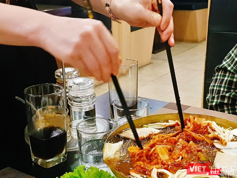 Đối với một số món có cách ăn cầu kỳ, bạn sẽ được nhân viên tới và phục vụ ngay tại bàn. Đối với một số món có cách ăn cầu kỳ, bạn sẽ được nhân viên tới và phục vụ ngay tại bàn.