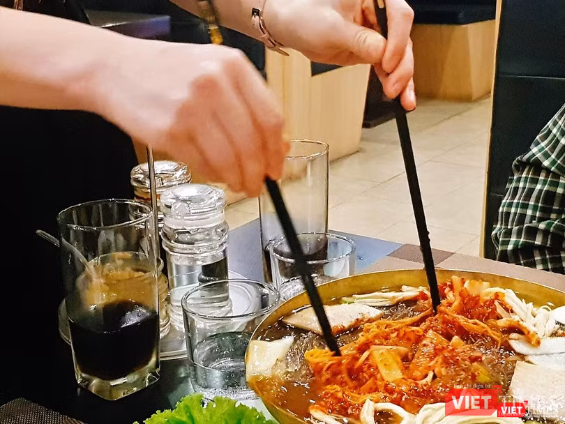Đối với một số món có cách ăn cầu kỳ, bạn sẽ được nhân viên tới và phục vụ ngay tại bàn.