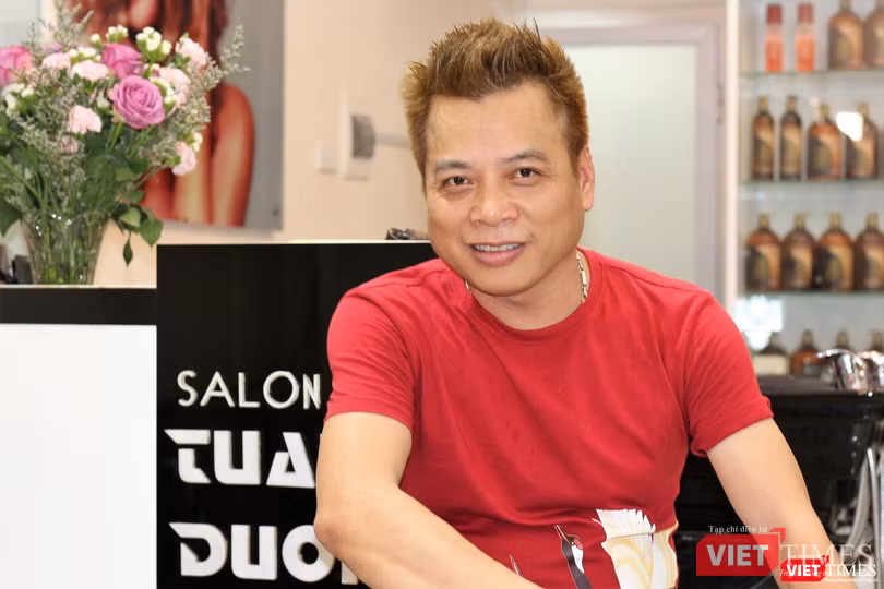 Chân dung chủ nhân ý tưởng cắt tóc kiểu Trump-Kim miễn phí, Lê Tuấn Dương. Chân dung chủ nhân ý tưởng cắt tóc kiểu Trump-Kim miễn phí, Lê Tuấn Dương.