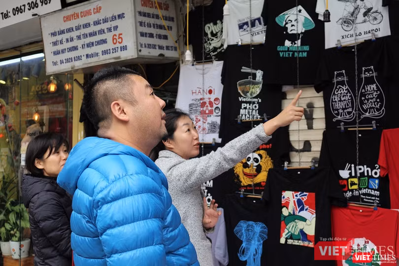 Vợ chồng ông Kimura (Nhật Bản) đã mua 4 chiếc áo để làm kỷ niệm cho chuyến du lịch Việt Nam. Ông Kimura cho rằng chúng có thiết kế khá đẹp và sẽ là món quà ý nghĩa cho bạn bè và người thân khi ông về nước.