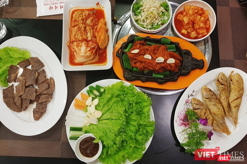 Một sô món ăn đặc trưng kiểu Triều Tiên. Một sô món ăn đặc trưng kiểu Triều Tiên.