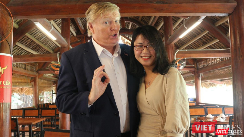 Bản sao Tổng thống Trump chụp ảnh cùng PV VietTimes. Bản sao Tổng thống Trump chụp ảnh cùng PV VietTimes.