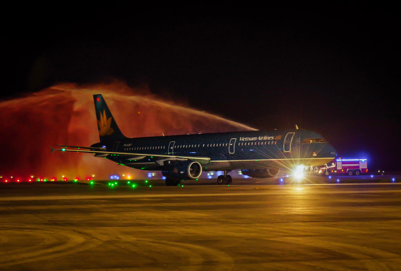 Chuyến bay được chào đón đặc biệt bằng nghi thức phun vòi rồng (Ảnh: VNA)