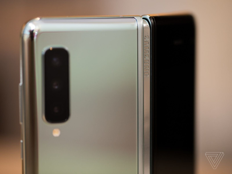 Đối với một chiếc smartphone giá 2.000 USD thì Galaxy Fold được gia công khá tệ. Phía sau bản lề còn lộ ra một khe hở khổng lồ. Ảnh: The Verge