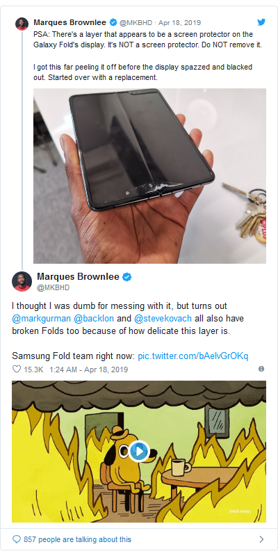 Youtuber Marques Brownlee viết: "Tấm dán trên màn hình Galaxy Fold trông giống như một tấm bảo vệ màn hình nhưng không phải vậy. ĐỪNG tháo nó ra. Tôi đã thử tháo tấm dán này và kết quả là màn hình bị nháy, sau đó tối đen hoàn toàn."