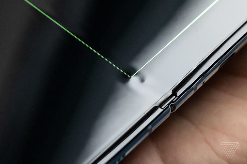 Khu vực lồi lên trên màn hình Galaxy Fold bị nghi là nơi viền bao diode phát quang bị nứt. Ảnh: The Verge