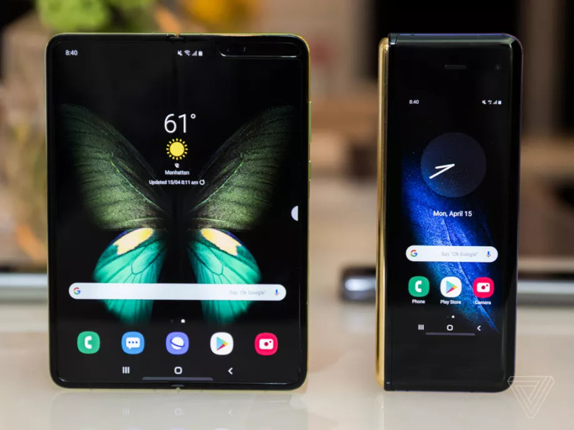 Galaxy Fold thiết kế với màn hình 7,3 inch bên trong có thể gấp lại. Ảnh: The Verge