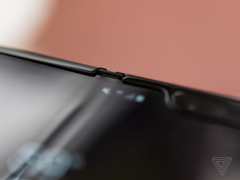 Vệt lõm chính giữa màn hình Galaxy Fold. Ảnh: The Verge