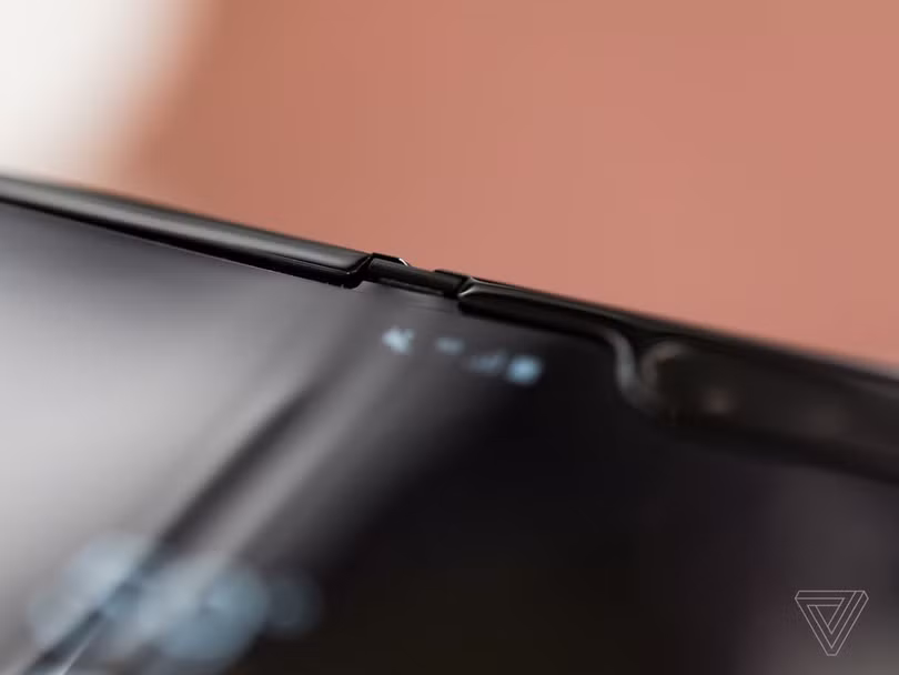 Vệt lõm chính giữa màn hình Galaxy Fold. Ảnh: The Verge Vệt lõm chính giữa màn hình Galaxy Fold. Ảnh: The Verge