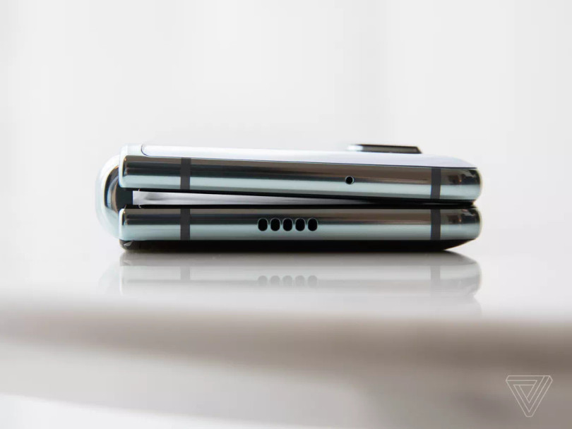 Màn hình chạm vào nhau khi gập/mở có thể ảnh hưởng tới độ bền của Galaxy Fold. Ảnh: The Verge