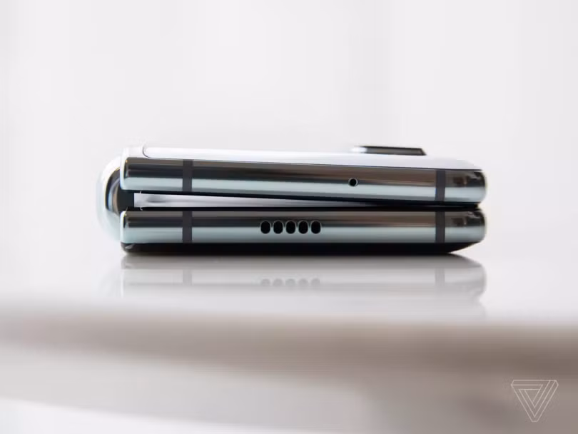 Màn hình chạm vào nhau khi gập/mở có thể ảnh hưởng tới độ bền của Galaxy Fold. Ảnh: The Verge Màn hình chạm vào nhau khi gập/mở có thể ảnh hưởng tới độ bền của Galaxy Fold. Ảnh: The Verge