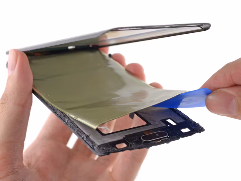 Tấm nền OLED cực kỳ mỏng manh, đặc biệt ở các góc cong. Ảnh: iFixit Tấm nền OLED cực kỳ mỏng manh, đặc biệt ở các góc cong. Ảnh: iFixit