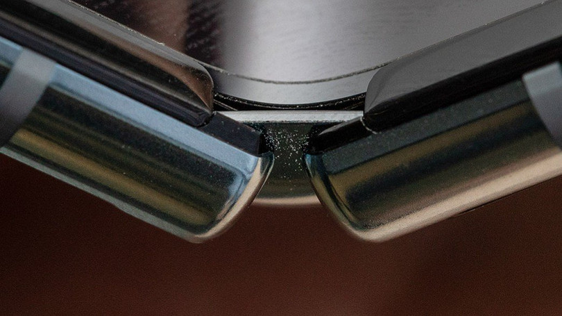 Bụi bẩn tích tụ ở khu vực trên và dưới bản lề của Galaxy Fold. Ảnh: The Verge