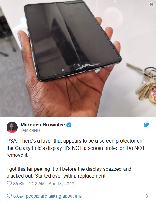 Đoạn tweet cảnh báo của YouTuber Marques Brownlee về lớp màng trên màn hình Galaxy Fold. Ảnh: Twitter