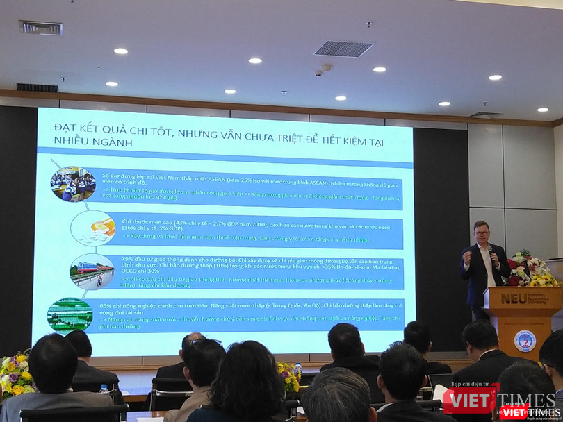 Ông Sebastian Eckardt - Chuyên gia kinh tế cao cấp của Ngân hàng Thế giới tại Việt Nam - trình bày tại buổi hội thảo (Ảnh: P.D)