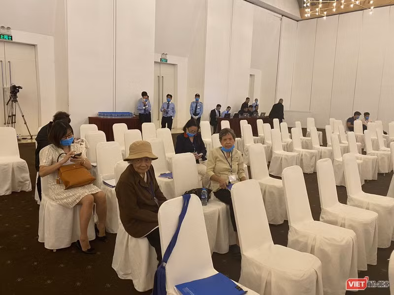 Các cổ đông Eximbank mòn mỏi với Eximbank.