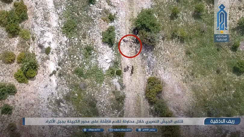 Một xe bộ binh chiến đấu BMP bị bắn hỏng, một số binh sĩ Syria thương vong trên đường tấn công vào Latakia. Ảnh trang Iba'a của HTS (Al-Qaeda Syria) Một xe bộ binh chiến đấu BMP bị bắn hỏng, một số binh sĩ Syria thương vong trên đường tấn công vào Latakia. Ảnh trang Iba'a của HTS (Al-Qaeda Syria)