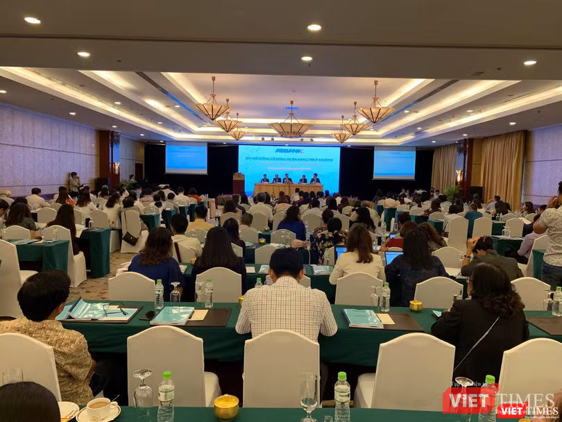 Nhiều cổ đông tham dự ĐHĐCĐ thường niên năm 2019 của ABBank (Ảnh: VT)