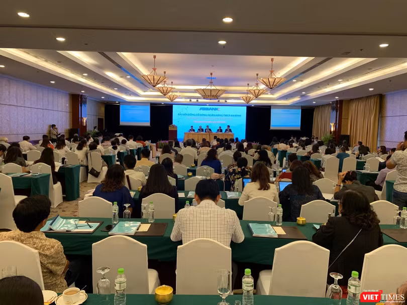 Nhiều cổ đông tham dự ĐHĐCĐ thường niên năm 2019 của ABBank (Ảnh: VT) Nhiều cổ đông tham dự ĐHĐCĐ thường niên năm 2019 của ABBank (Ảnh: VT)