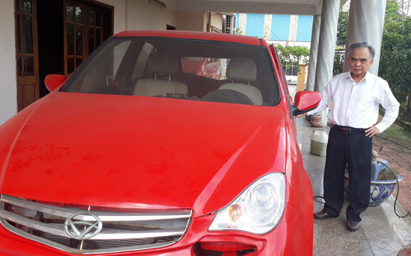 Ông Bùi Ngọc Huyên bên cạnh chiếc xe ô tô mang thương hiệu VG của Vinaxuki (Ảnh: Internet) Ông Bùi Ngọc Huyên bên cạnh chiếc xe ô tô mang thương hiệu VG của Vinaxuki (Ảnh: Internet)