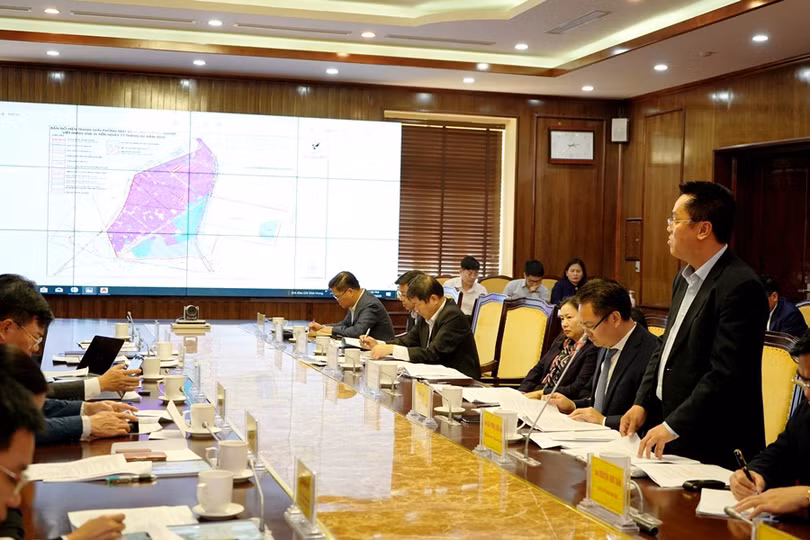 Đại diện Tập đoàn Thành Công báo cáo các dự án triển khai tại Quảng Ninh (Nguồn: quangninh.gov.vn)