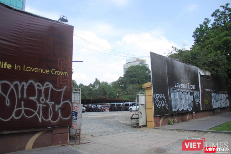Khu đất tại số 8-12 Lê Duẩn hiện đang được quây kín để làm bãi gửi xe. (Ảnh: Trường Minh) Khu đất tại số 8-12 Lê Duẩn hiện đang được quây kín để làm bãi gửi xe. (Ảnh: Trường Minh)