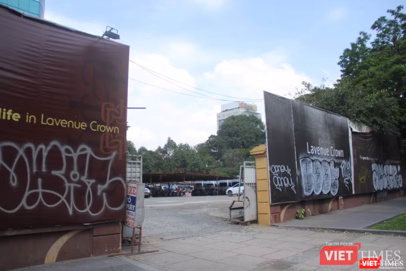 Khu đất tại số 8-12 Lê Duẩn hiện đang được quây kín để làm bãi gửi xe. (Ảnh: Trường Minh) Khu đất tại số 8-12 Lê Duẩn hiện đang được quây kín để làm bãi gửi xe. (Ảnh: Trường Minh)