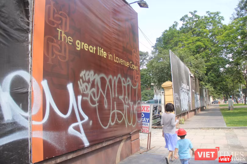 CTCP Đầu tư Lavenue hiện đang là chủ đầu tư dự án tại khu đất số 8-12 Lê Duẩn từ năm 2010 tới nay (Ảnh: Trường Minh) CTCP Đầu tư Lavenue hiện đang là chủ đầu tư dự án tại khu đất số 8-12 Lê Duẩn từ năm 2010 tới nay (Ảnh: Trường Minh)