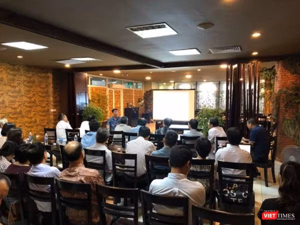 TS. Võ Trí Thành chia sẻ với các thành viên CLB Cafe Số về chủ đề: "Cuộc chiến thương mại Mỹ - Trung và sự ảnh hưởng đến Việt Nam". (Ảnh: Hoàng Nguyên)