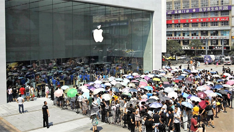 Tại Trung Quốc, Apple đang chiếm thị phần vượt trội so với Samsung. Ảnh: Nikkei Asia.