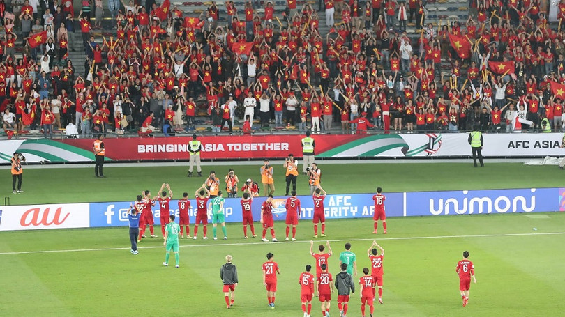 Các cầu thủ Việt Nam tiến ra đường pitch để cảm ơn người hâm mộ tới Abu Dhabi. Ảnh: AFC Asian Cup