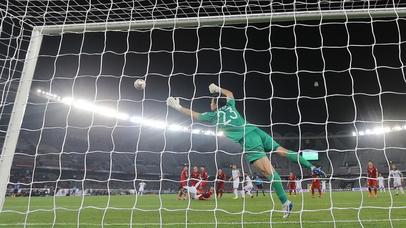 Thủ môn Đặng Văn Lâm bay người hết cỡ nhưng không thể cản phá cú sút hiểm hóc của Ali Adnan. Ảnh: AFC Asian Cup.