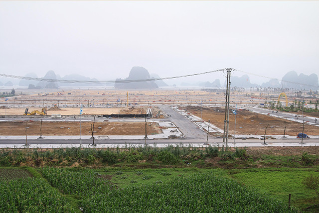 Thị trường bất động sản Vân Đồn trầm lắng sau 1 năm lên cơn sốt. Ảnh: Tuấn Tú Thị trường bất động sản Vân Đồn trầm lắng sau 1 năm lên cơn sốt. Ảnh: Tuấn Tú