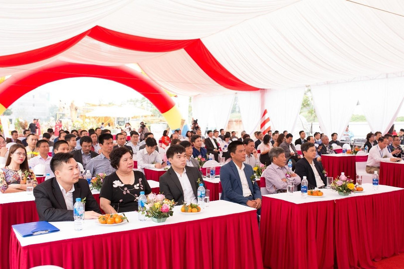 Một số sự kiện gần đây của An Quý Hưng ghi nhận một nhân sự có gương mặt rất trẻ (hàng đầu, thứ ba từ trái sang) tham gia. (Nguồn: An Quý Hưng) Một số sự kiện gần đây của An Quý Hưng ghi nhận một nhân sự có gương mặt rất trẻ (hàng đầu, thứ ba từ trái sang) tham gia. (Nguồn: An Quý Hưng)